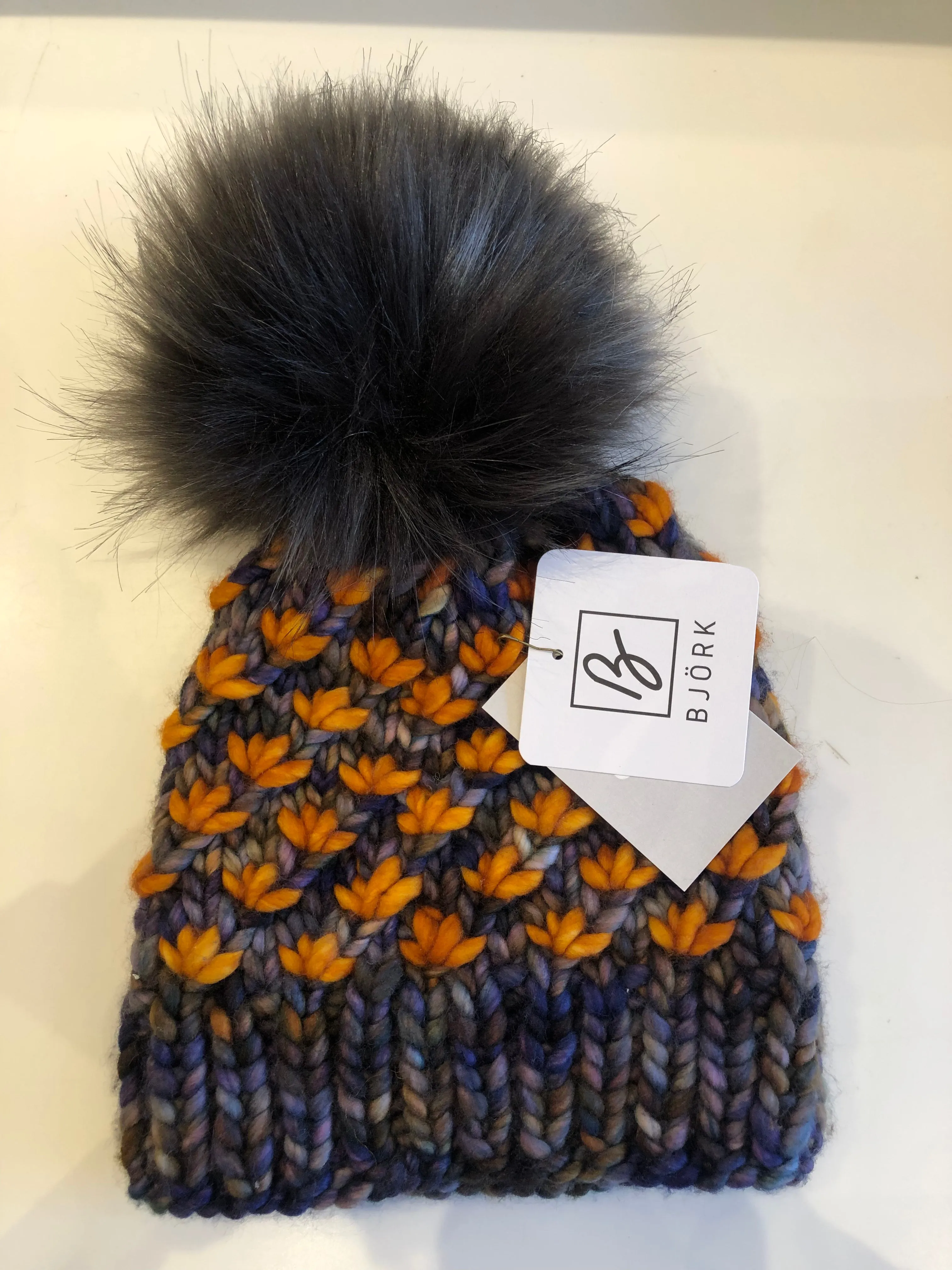 Frostròs | Hat With Pom Pom