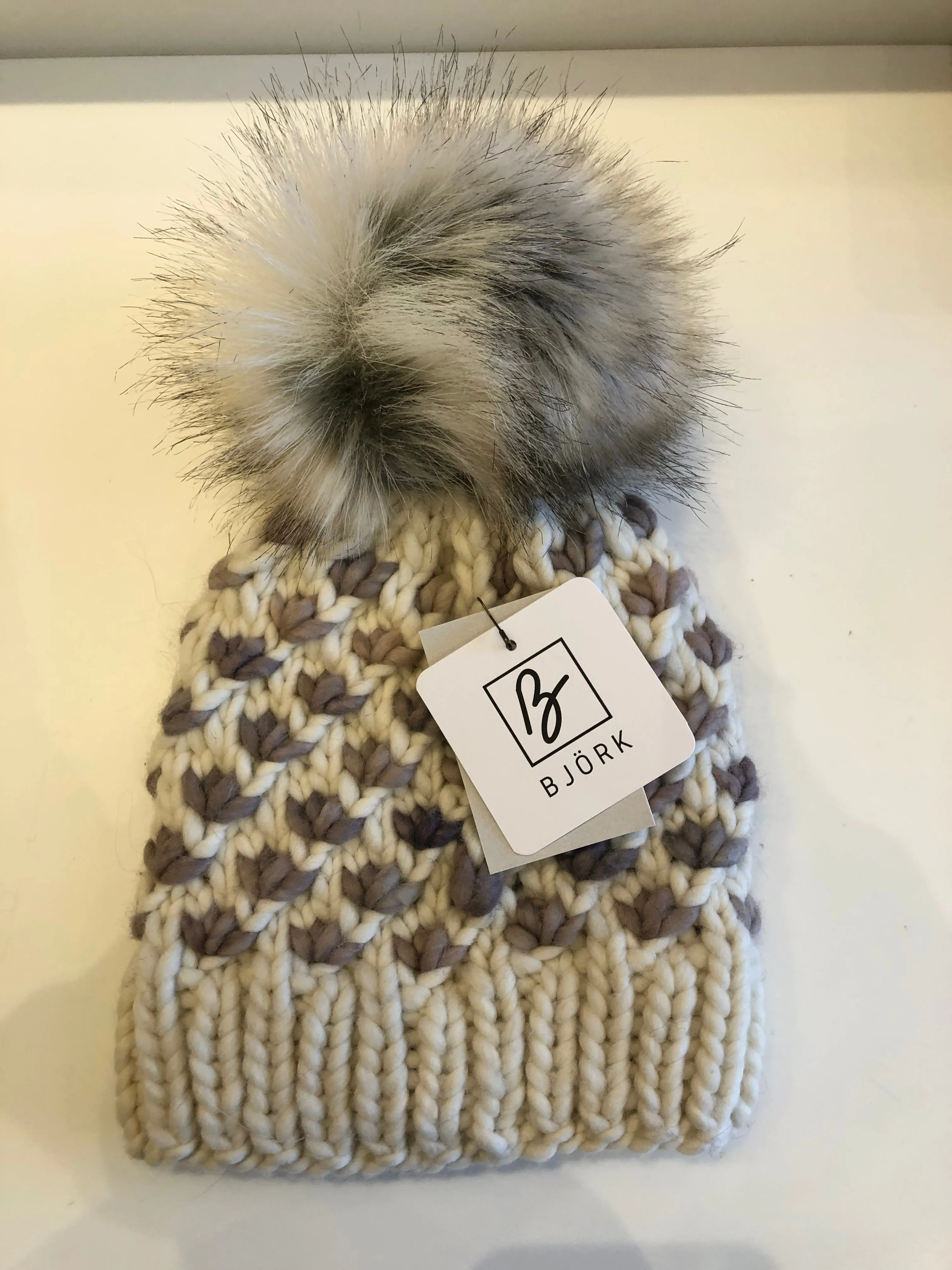 Frostròs | Hat With Pom Pom