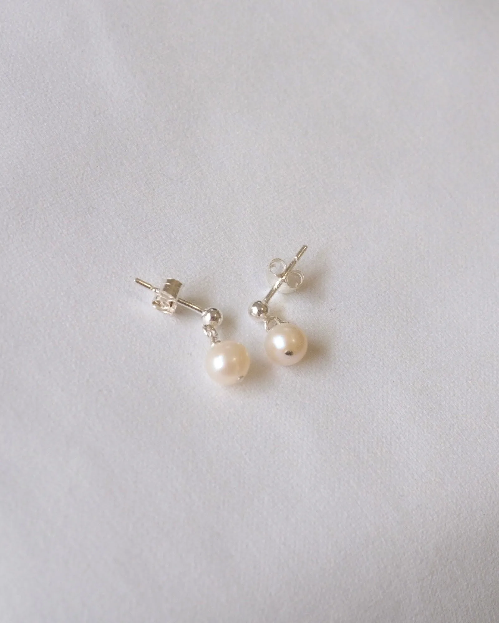 Pearl simple stud earrings (Silver)