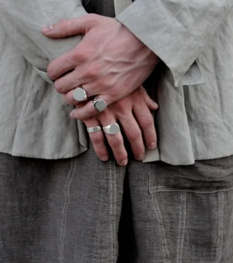 ring / signet ring SIMPLE OVAL PITTED FINISH