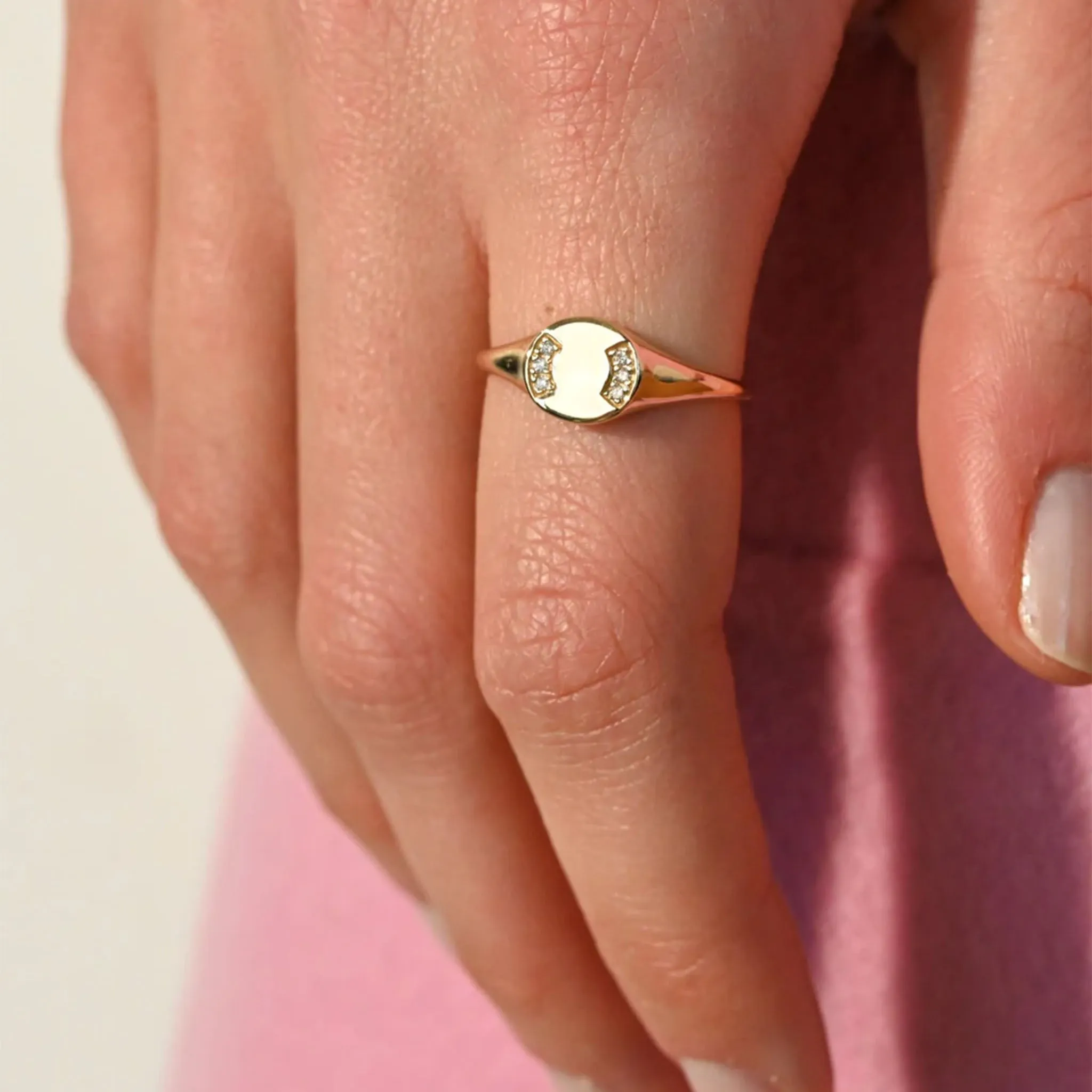 Round Signet Ring with Diamonds