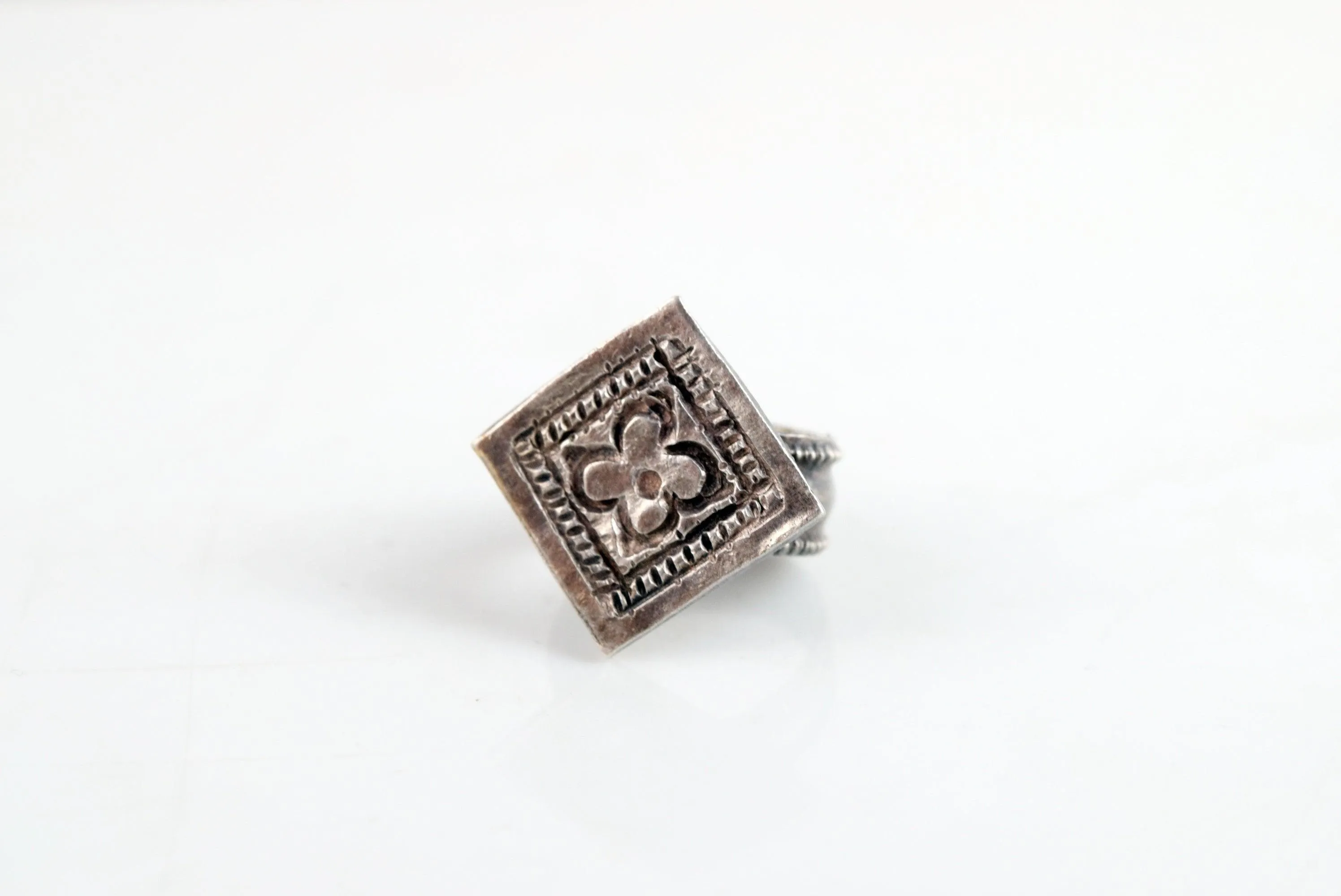 Vintage Silver diamond shaped Ring from Oman